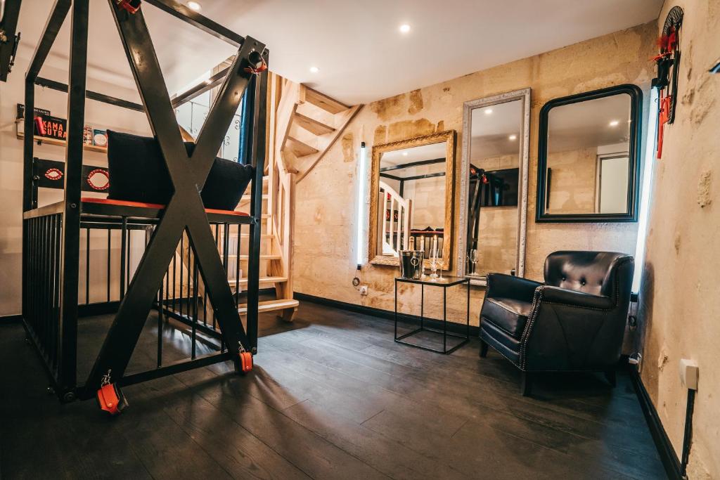 LOVE ROOM Bordeaux Playroom avec salle de jeux pour adultes et lit à eau chauffant - 2