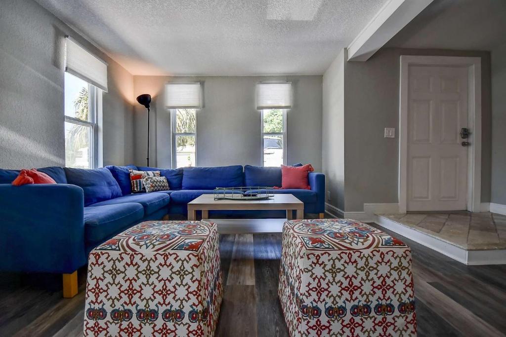 SunKissed in St Pete is a 3 BR Home with Heated Pool and great outdoor space Near the Beach, St Petersburg