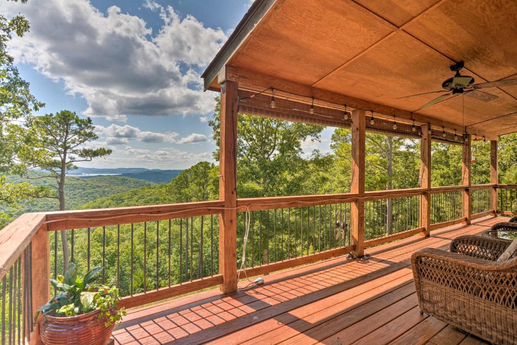 Spacious Log Cabin with Fire Pit and Game Room!, Eureka Springs