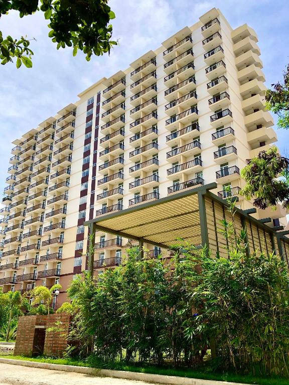 Condo w/ Balcony Near Mactan International Airport — Hotel in Cebu