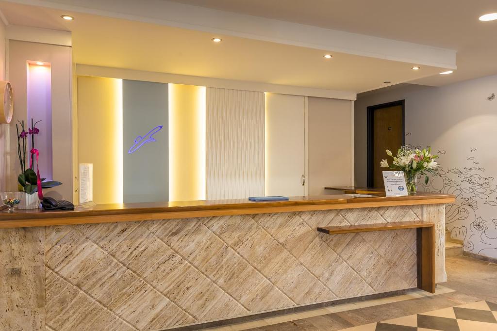 Hotel Albatros — Hotel building in Moraitika, Ionian Islands