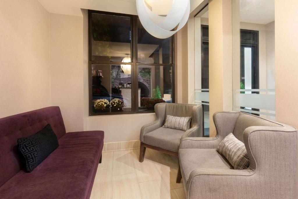 La Quinta Inn & Suites by Wyndham New York City Central Park 