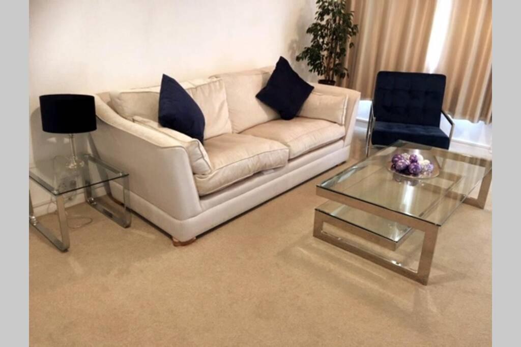 KB99 Comfy 2 Bedroom House in Horsham, pets very welcome with easy links to London and Gatwick — Hotel in Horsham