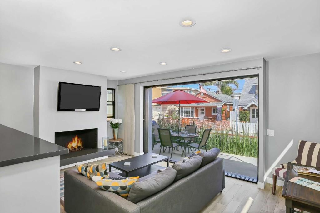 308 35th Street, Unit A (Lower) — Hotel in Newport Beach (CA)