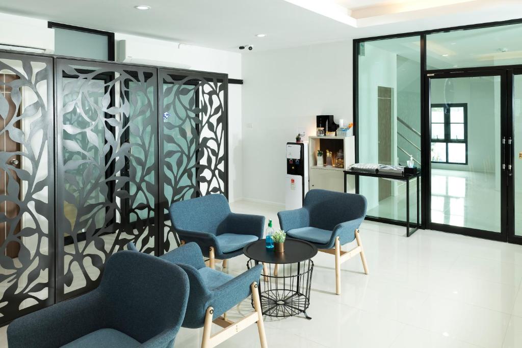 B Hotel photo