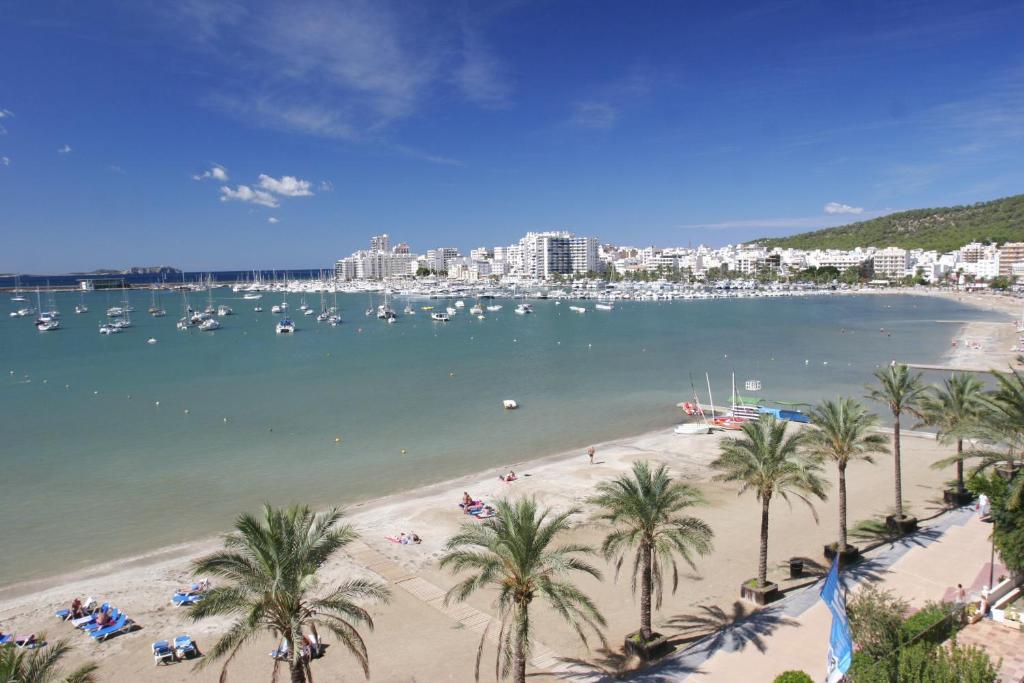 Hotel Arenal — Beach in San Antonio, Balearic Islands
