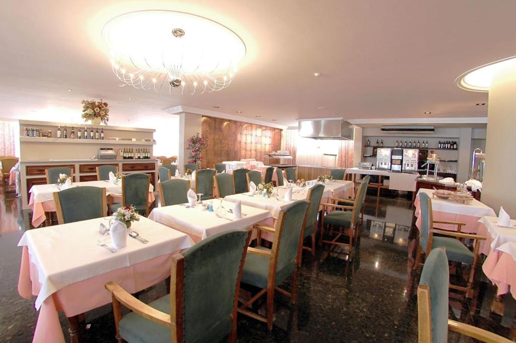 Hotel Arenal — Restaurant & bars in San Antonio, Balearic Islands
