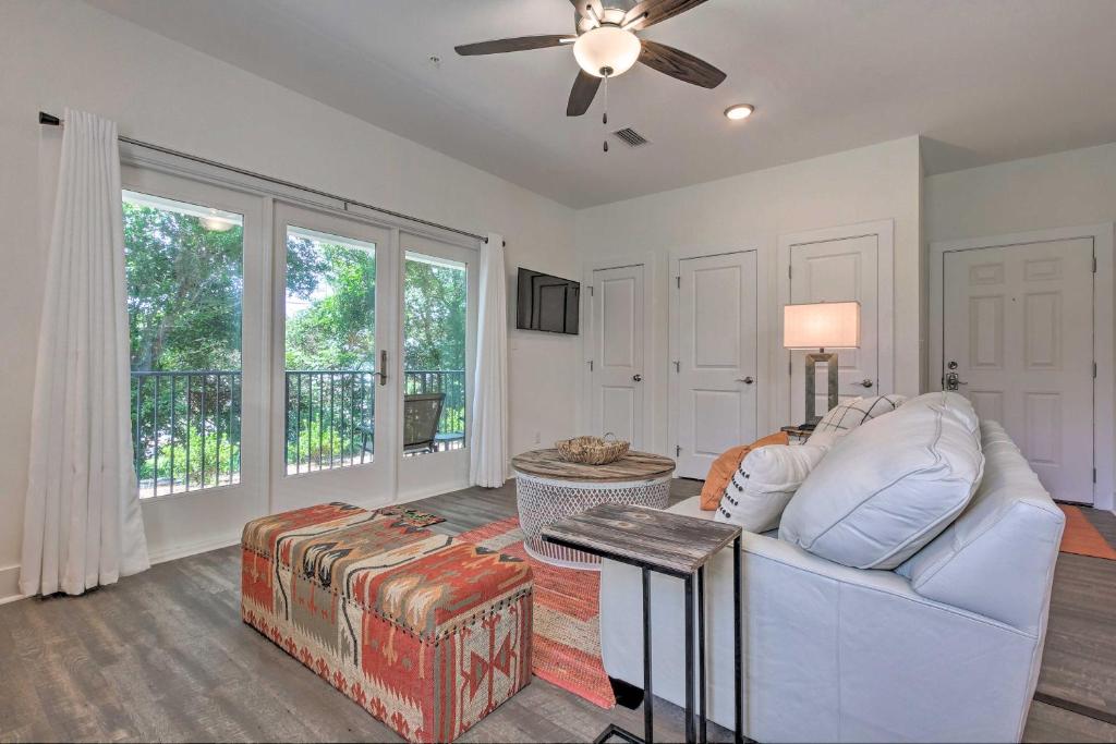 Bright Condo with Pool, 3 Blocks to Santa Rosa Beach, Santa Rosa Beach