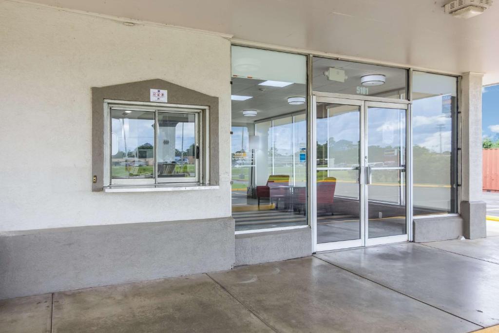 Motel 6 Groves, Tx photo
