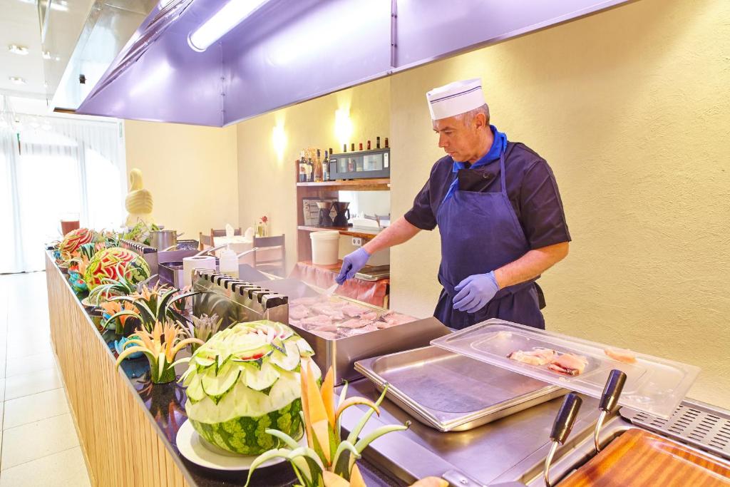 Hotel Ses Savines — Restaurant & bars in San Antonio, Balearic Islands