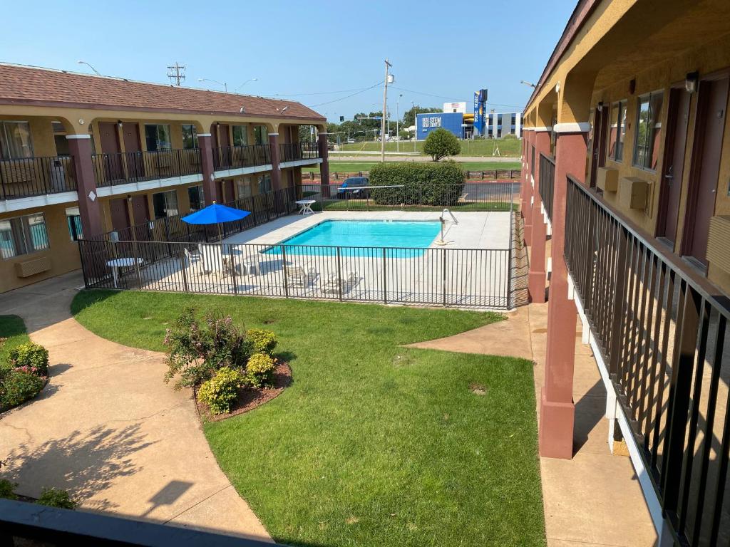Super 8 By Wyndham Midwest City Ok Photo 23