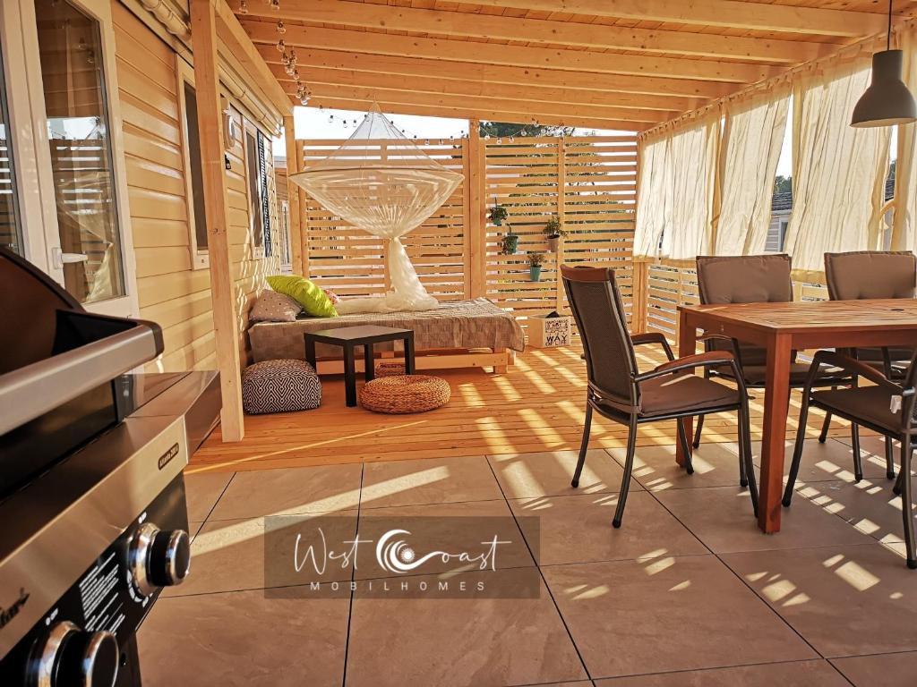 West Coast Mobilhome with XXL Terrace — Hotel in Porec