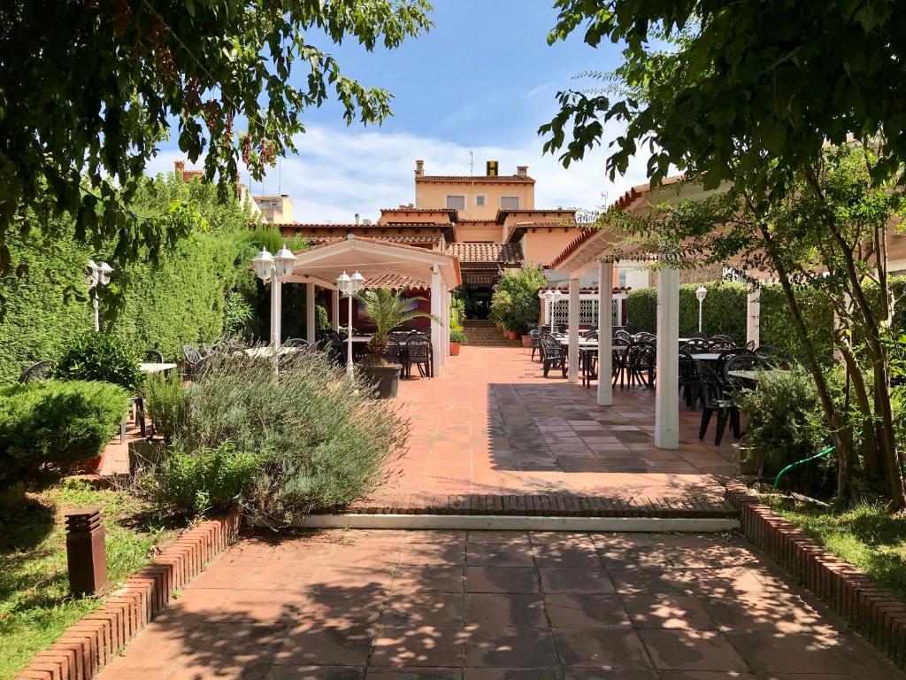Hostal Can Pou — Hotel in Vidreres