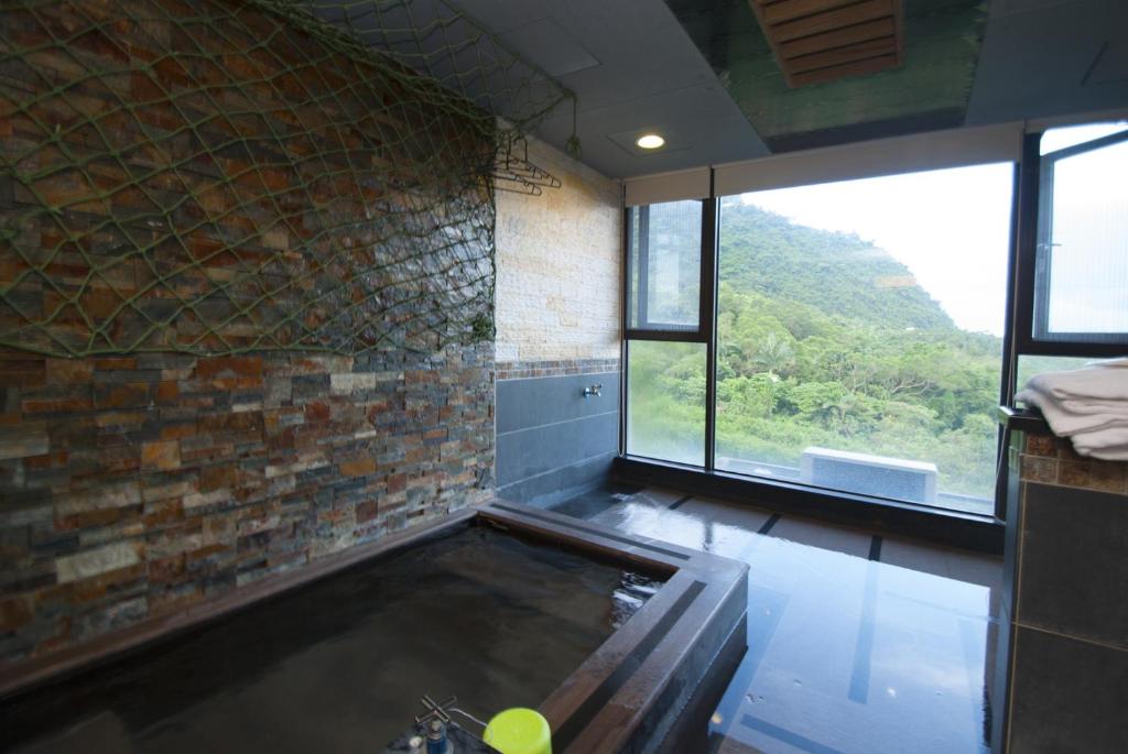 Jiaoxi Guanjinglou Hot Spring Club — Hotel in Yilan
