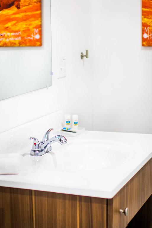 Blue Sage Inn & Suites photo