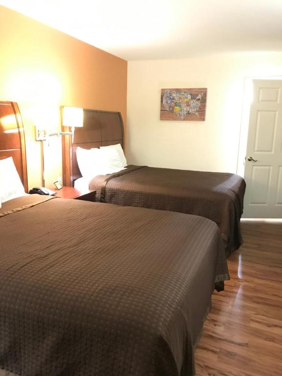 Econo Lodge Inn & Suites Photo 3