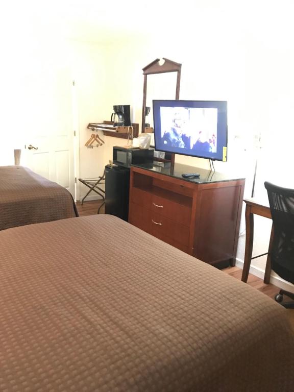 Econo Lodge Inn & Suites Photo 7