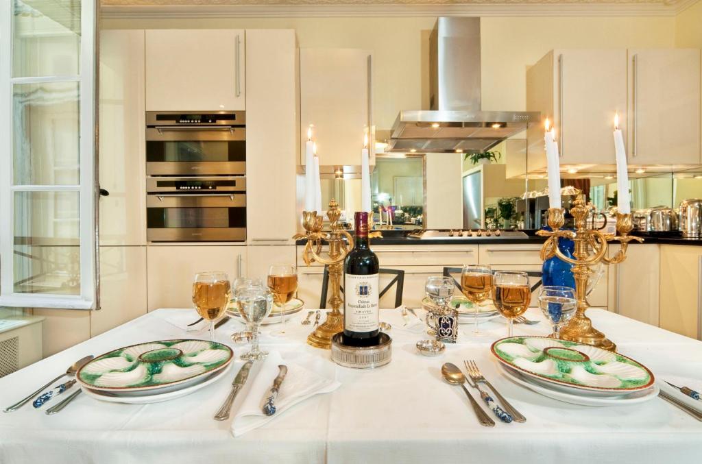 Luxury, Calm and Elegance in the heart of Champs-Elysées with a bottle of Champagne and AC - 3