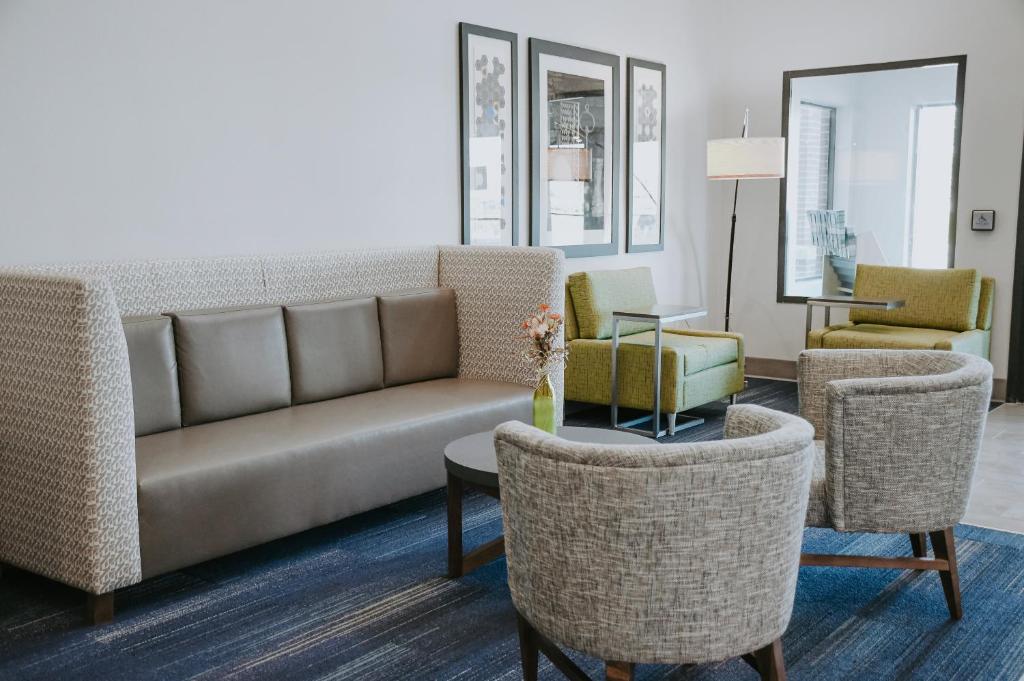 Holiday Inn Express Hotel & Suites Lincoln South photo