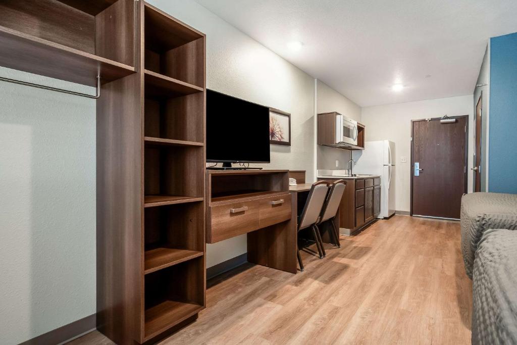 WoodSpring Suites Naples West photo