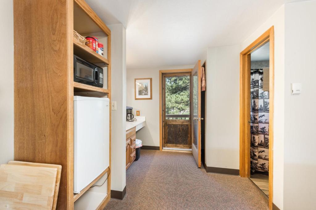 4 Seasons Inn on Fall River photo