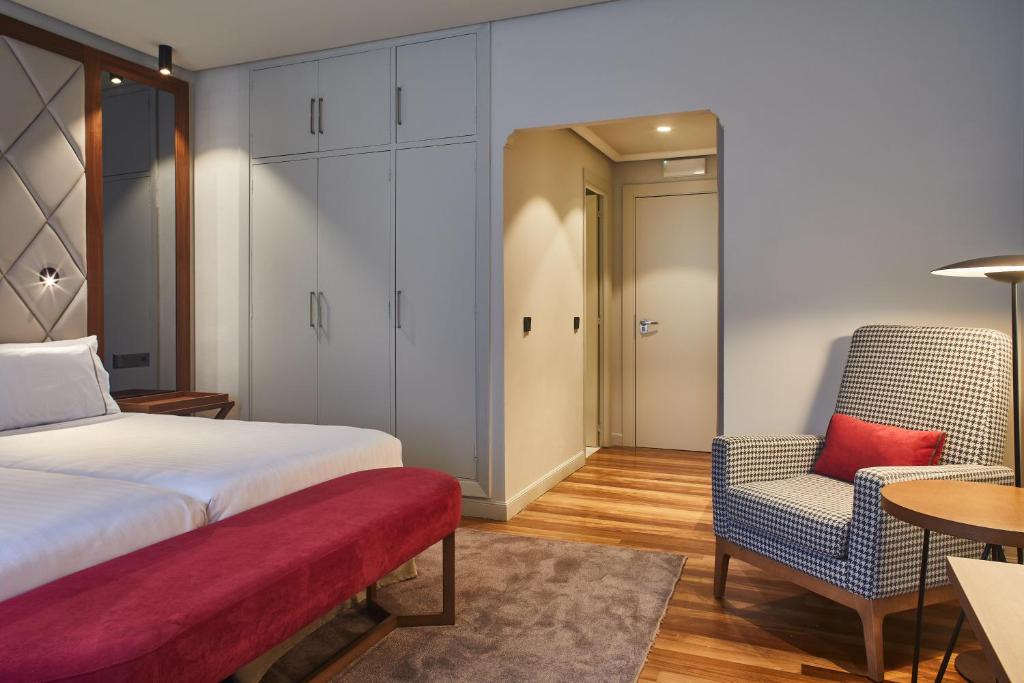 Hotel Silken Palacio Uribarren photo