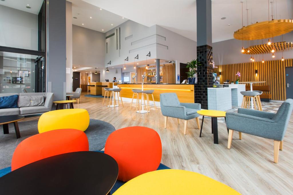 ホリデイ イン エクスプレス リーズ シティ センター アーモリーズ バイ IHG (Holiday Inn Express Leeds City Centre - Armouries By IHG) ラウンジ