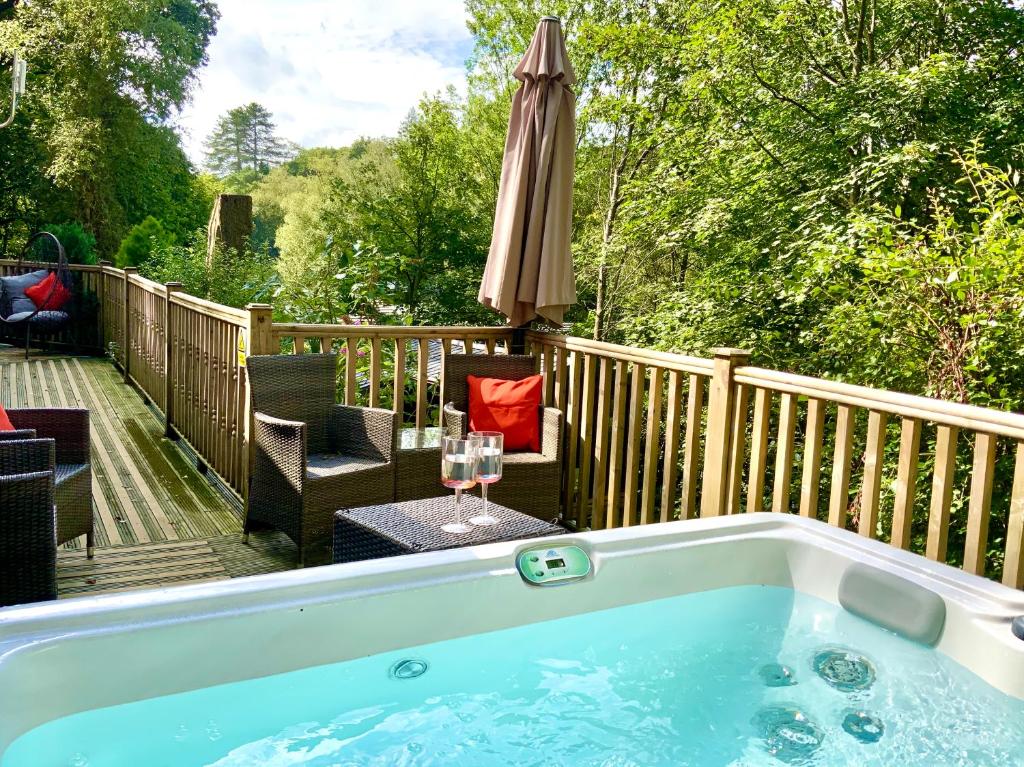 Mistletoe One Luxury Lodge with Hot Tub, Windermere photo 4