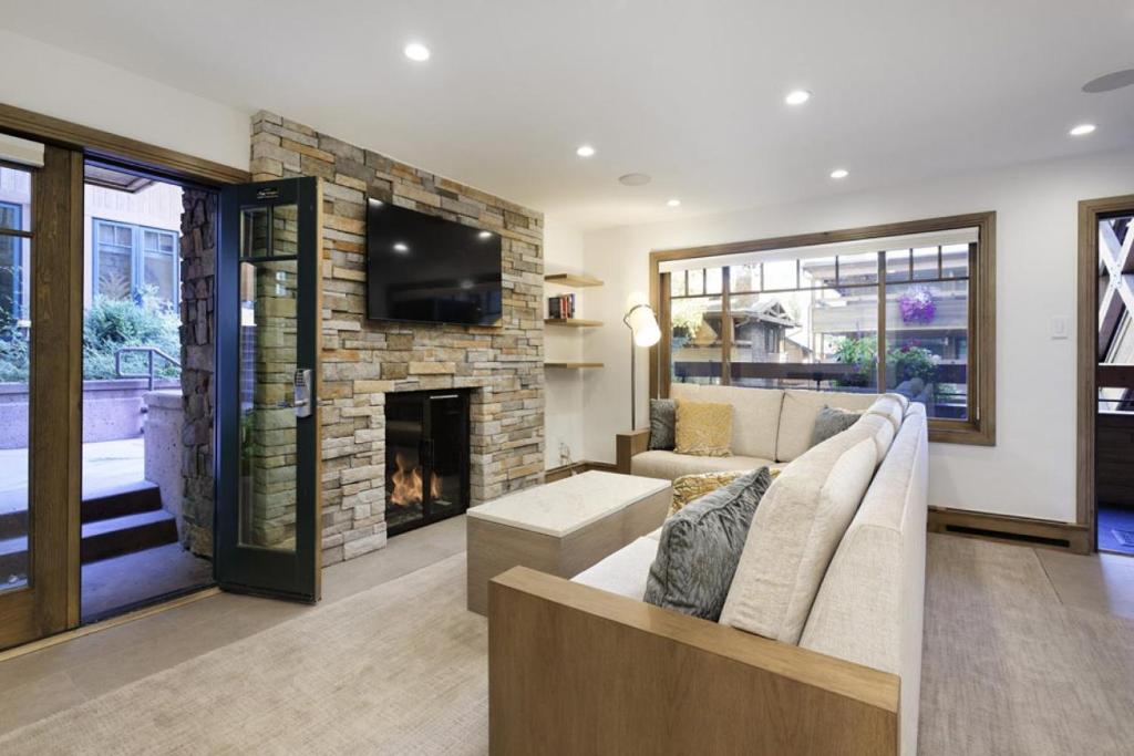 Fasching Haus Unit 210, Deluxe Condo w/ A/C, Private Deck, 2 Blocks from Downtown Aspen, Aspen