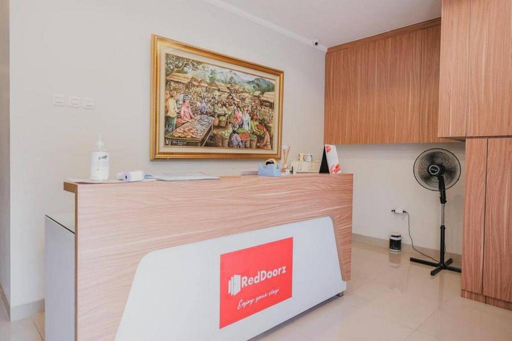 RedDoorz Plus near Soekarno Hatta Airport Taman Mahkota