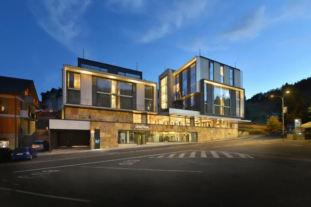 Grand Hotel Hradec，位于派克波特斯耐兹库的酒店