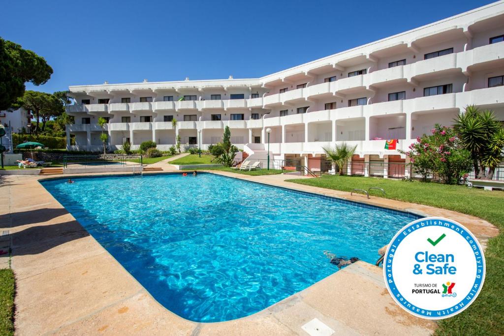 Host Wise - Bright Cozy Flats w Terrace & Pool, Quarteira