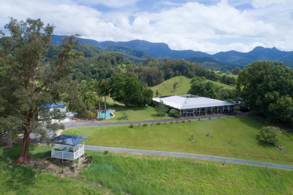 希尔克雷斯特山景度假住宿加早餐旅馆，位于Crystal Creek的酒店
