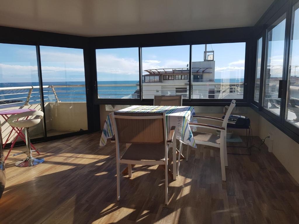 appartement 58 m 2 en 1 ere ligne ,vue mer panoramique ,2 terrasses dont une couverte résidence le Sunset - 4