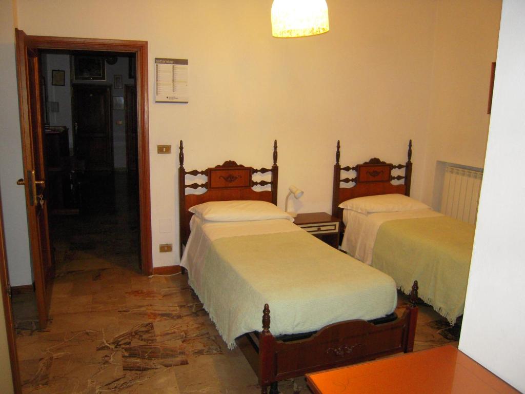 Twin Room with Shared Bathroom, Riva Reno GuestHouse in Bologna