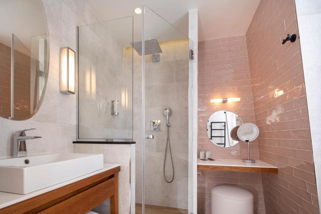 Bathroom, Hotel Des Champs Elysees in Paris