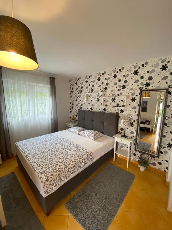 Apartment Lara — Hotel in Rab