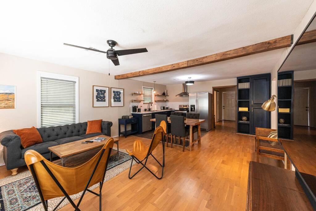 Escape to a Restored 1920s East Waco Bungalow 전경