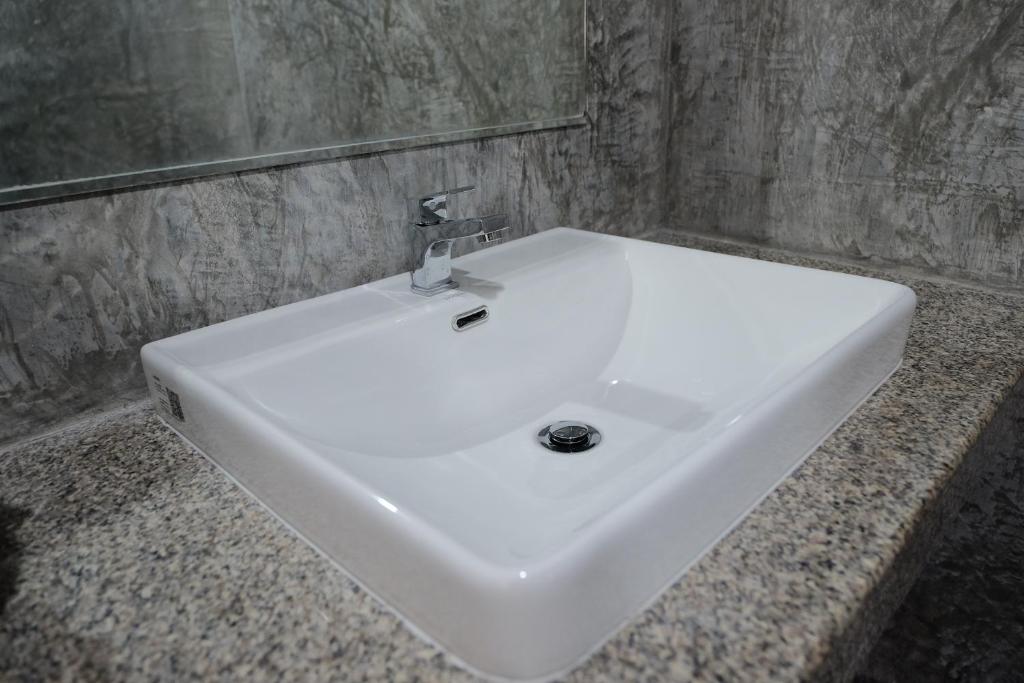 Silom Apartment Close to BTS +WIFI+Netflix photo