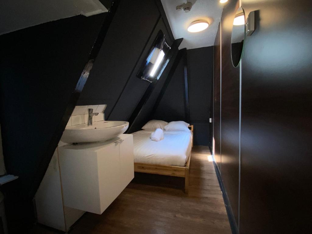 Hostel Utopia photo