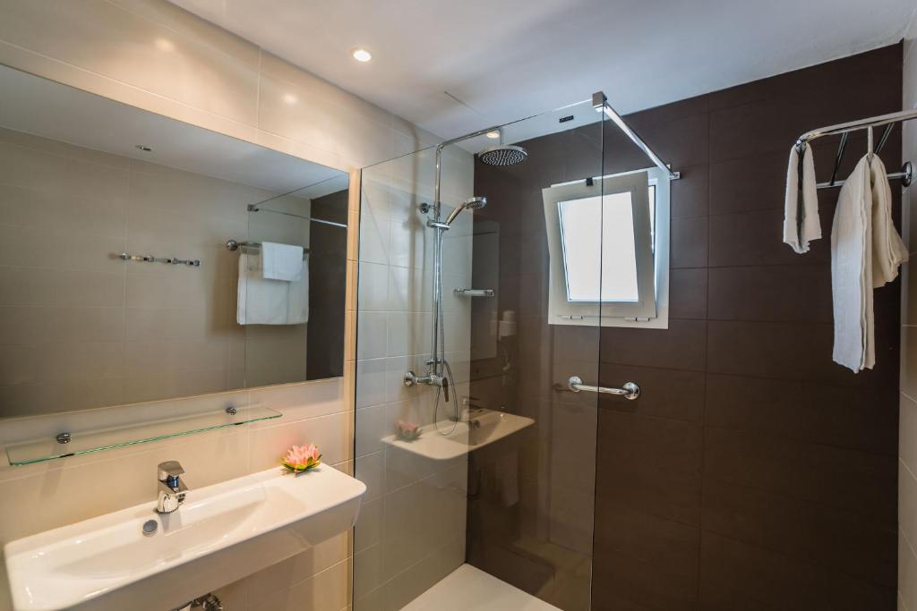 Aparthotel Holiday Center — Hotel rooms in Santa Ponca, Balearic Islands