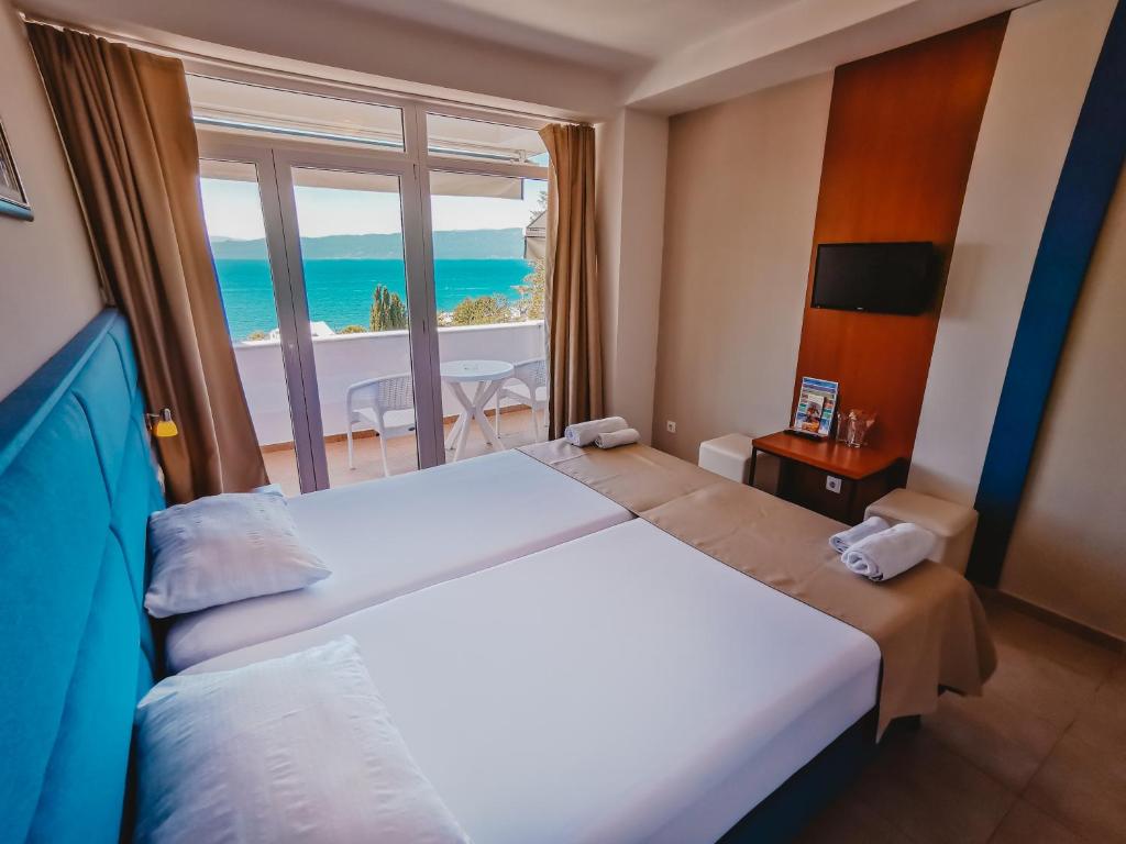 Szoba kétszemélyes vagy 2 külön ággyal - kilátással a tóra