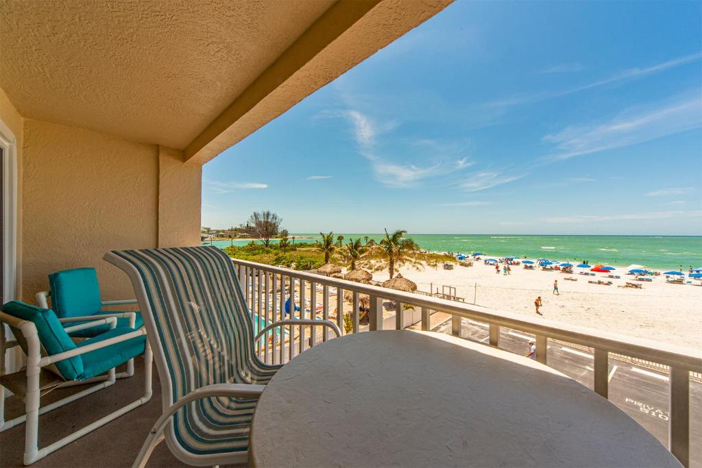 Beachfront 1b 1b Suite - Beach Place #209, St Pete Beach