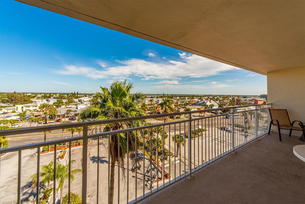 Top Floor John's Pass Village Views - Madeira Norte #503, St Pete Beach