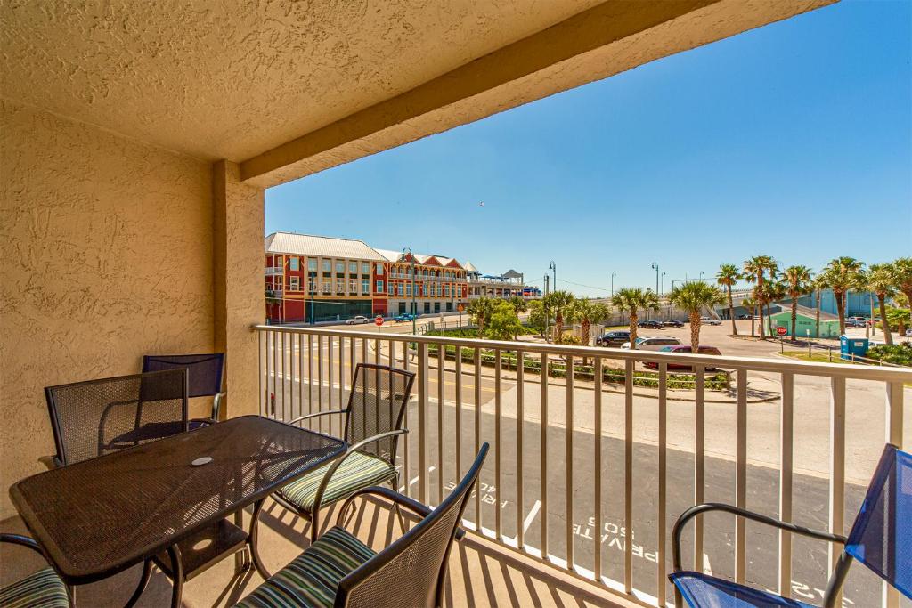 John's Pass Updated 2B/2B - Beach Place #102, St Pete Beach