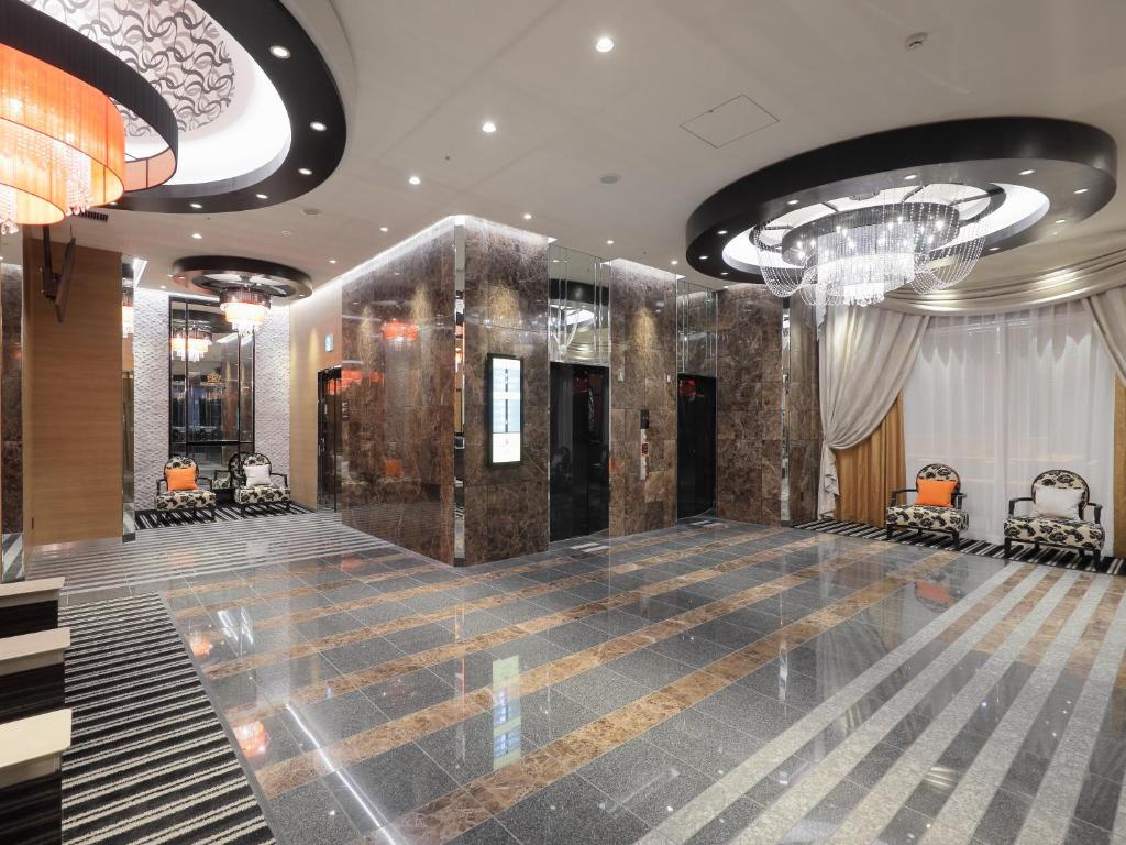 APA 호텔 니혼바시 바쿠로요코하마 에키마에 로비 및 체크인 카운터