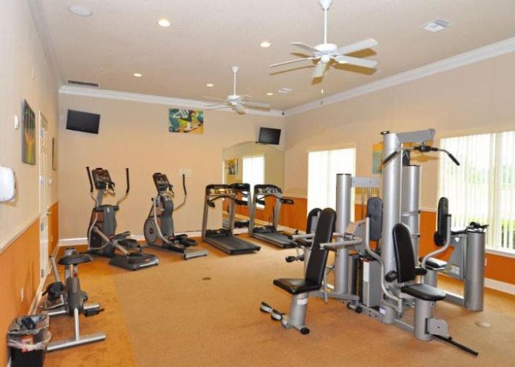 Share villa with other guests All bedrooms private Except Dorm room has 2 MALE roommates FEMALES tak photo