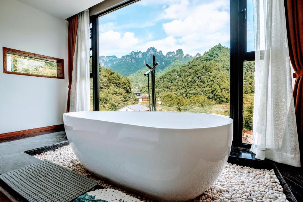 Whispering Mountains Boutique Hotel — Hotel in Zhangjiajie