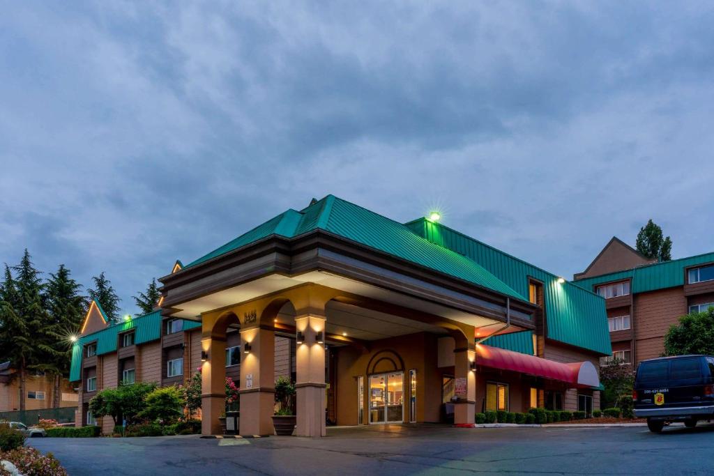 Super 8 by Wyndham SeaTac Airport photo