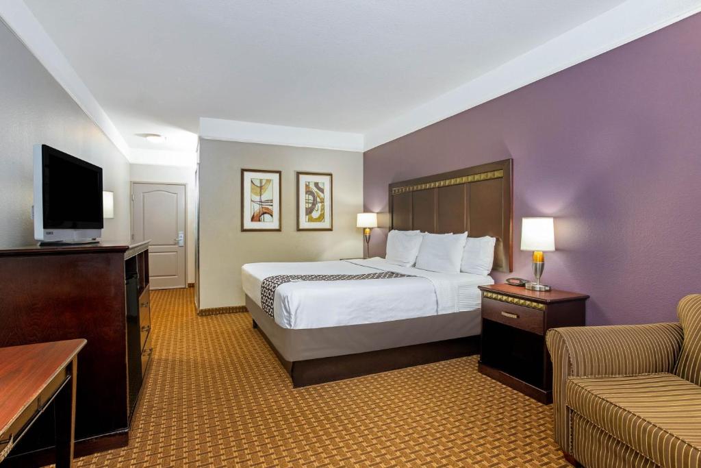 La Quinta Inn & Suites by Wyndham Cleburne photo